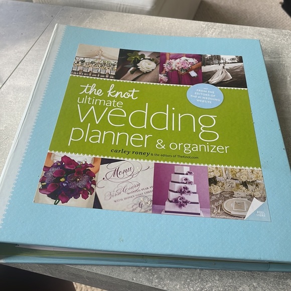 The Knot Ultimate Wedding Planner & Organizer Binder Edition - Picture 3 of 7